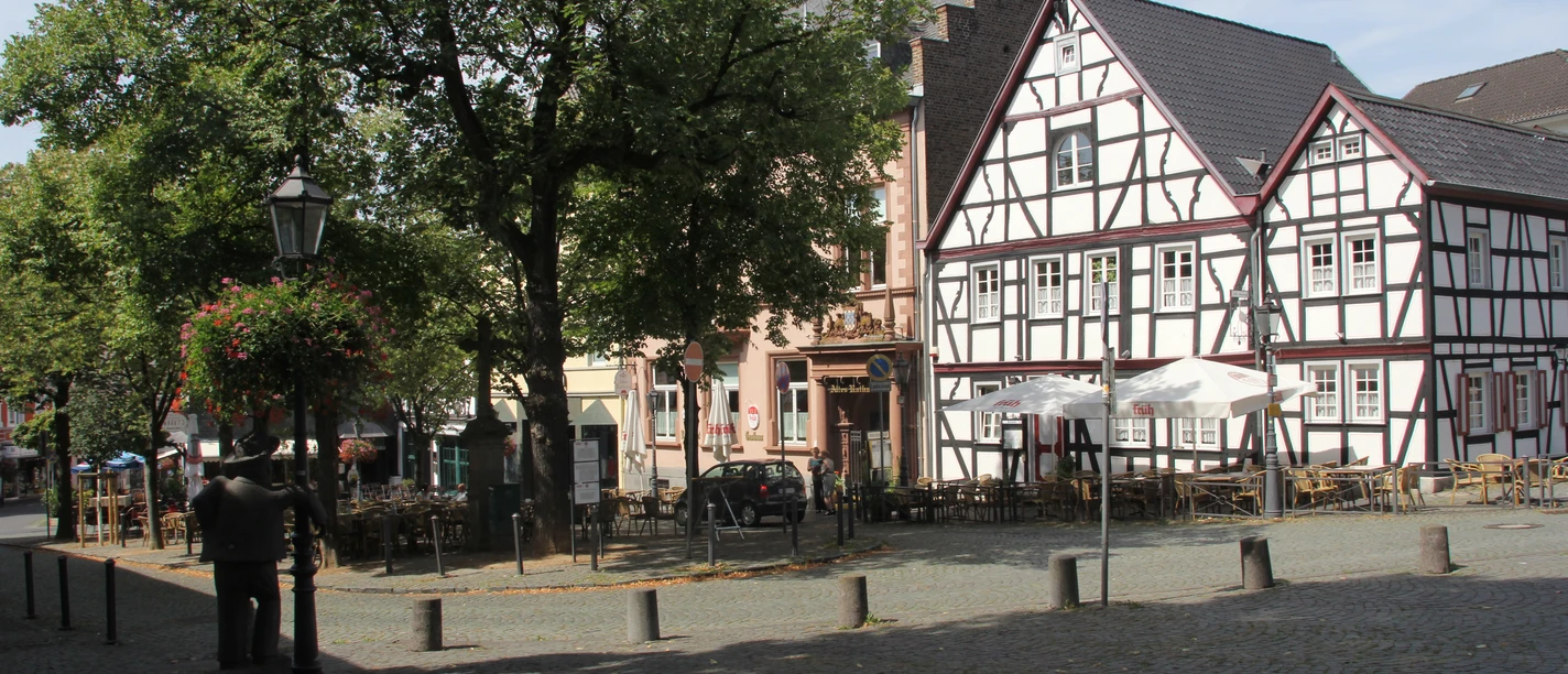 Marktplatz mit Altem Standesamt und Altem Rathaus