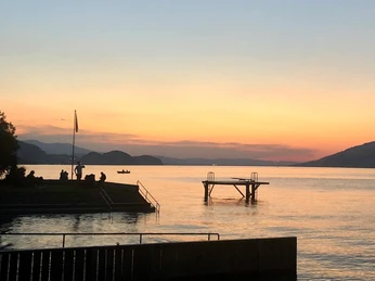 strandbad-leissigen-sommer-sonnenuntergang-floss-abendroot-thunersee.jpg