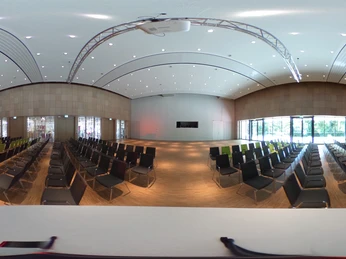 Reihenbestuhlung im Saal vom Kurhaus Bad Bevensen Reihenbestuhlung im Saal vom Kurhaus Bad Bevensen Row seating in the hall of the Kurhaus Bad BevensenRækkepladser i salen i Kurhaus Bad BevensenZitrijen in de hal van het Kurhaus Bad Bevensen