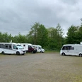 Wohnmobilstellplatz-moelln.jpg Wohnmobilstellplatz mit Sandboden, mehrere Wohnmobile stehen geparkt