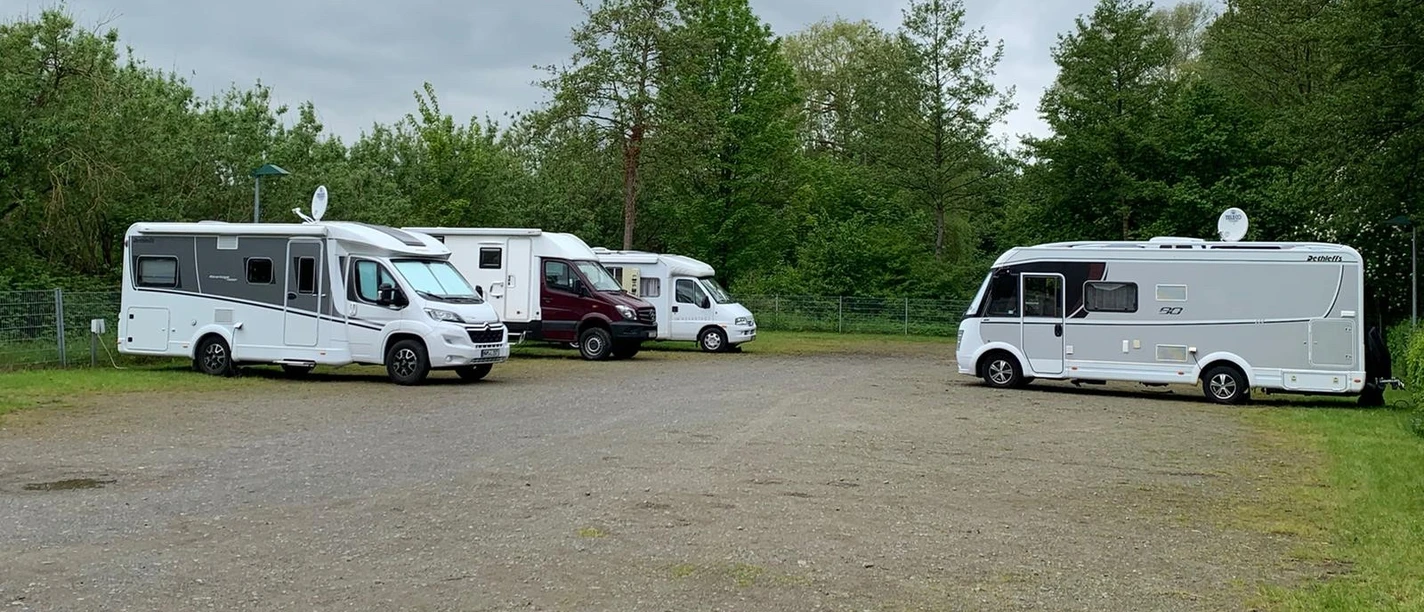 Wohnmobilstellplatz-moelln.jpg Wohnmobilstellplatz mit Sandboden, mehrere Wohnmobile stehen geparkt