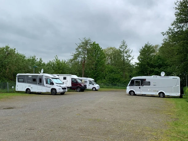 Wohnmobilstellplatz-moelln.jpg Wohnmobilstellplatz mit Sandboden, mehrere Wohnmobile stehen geparkt