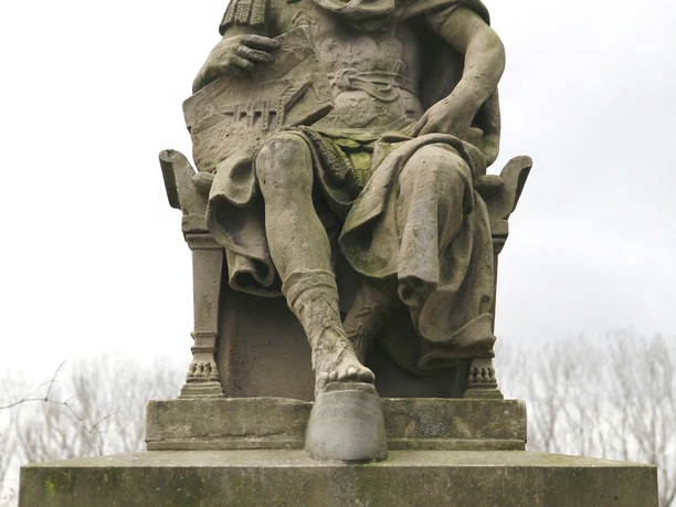 Römerdenkmal Zur 2000-Jahrfeier Bonns im Jahr 1989 stiftete der Denkmal- und Geschichtsverein Bonn-Rechtsrheinisch ein Römerdenkmal. Die Cäsar-Figur von Gotthold Riegelmann stammt von 1898.