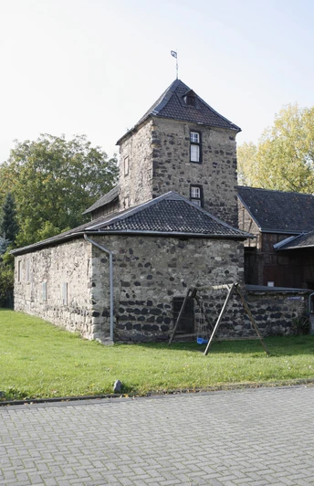 Die Wolfsburg Die Wolfsburg ist eine ehemalige Wasserburg im Beueler Ortsteil Vilich-Rheindorf. Die Burg wurde im 13. Jahrhundert gegründet, die Wassergräben verschwanden im Zuge des Deichbaus von 1924.