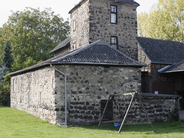 Die Wolfsburg Die Wolfsburg ist eine ehemalige Wasserburg im Beueler Ortsteil Vilich-Rheindorf. Die Burg wurde im 13. Jahrhundert gegründet, die Wassergräben verschwanden im Zuge des Deichbaus von 1924.