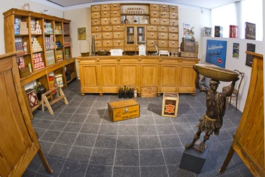 Stadtmuseum Bonn Im Stadtmuseum Bonn wird Bonner Stadtgeschichte lebendig, vom Kolonialwarenladen über das Tafelsilber bis zur Zeichnung wird ein umfangreicher Bestand gepflegt und präsentiert.