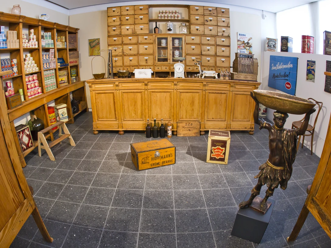 Stadtmuseum Bonn Im Stadtmuseum Bonn wird Bonner Stadtgeschichte lebendig, vom Kolonialwarenladen über das Tafelsilber bis zur Zeichnung wird ein umfangreicher Bestand gepflegt und präsentiert.