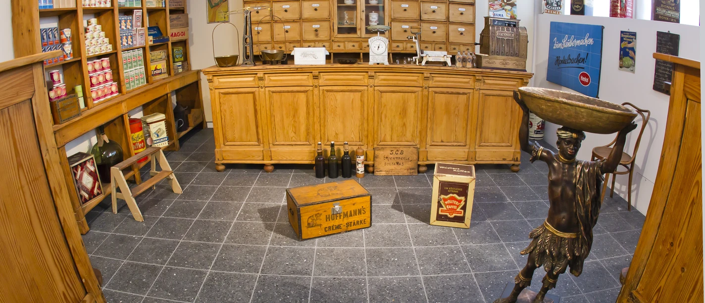 Stadtmuseum Bonn Im Stadtmuseum Bonn wird Bonner Stadtgeschichte lebendig, vom Kolonialwarenladen über das Tafelsilber bis zur Zeichnung wird ein umfangreicher Bestand gepflegt und präsentiert.