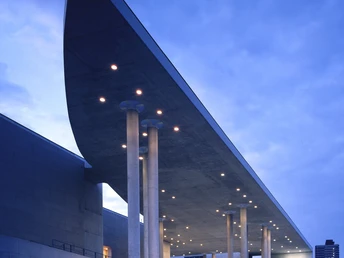 Kunstmuseums Bonn Die spektakuläre Architektur des Kunstmuseums Bonn, entworfen von Axel Schultes, macht das Haus an der Museumsmeile zu einem der schönsten Museumsbauten Deutschlands.