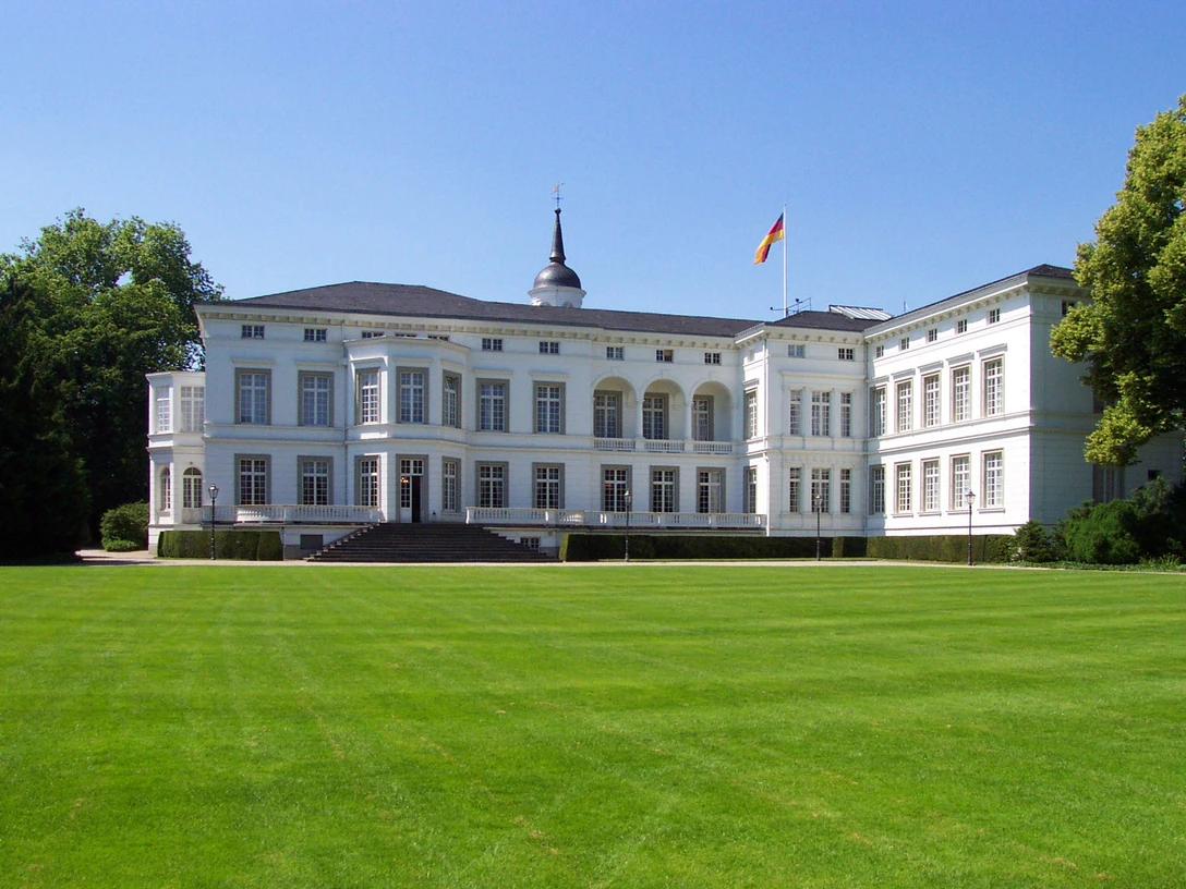 Palais Schaumburg Nach Gründung der Bundesrepublik Deutschland wurde das Palais Schaumburg zum Amtssitz des Bundeskanzlers bestimmt. Auch heute hat die Bundeskanzlerin dort noch ein Büro.