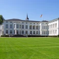 Palais Schaumburg Nach Gründung der Bundesrepublik Deutschland wurde das Palais Schaumburg zum Amtssitz des Bundeskanzlers bestimmt. Auch heute hat die Bundeskanzlerin dort noch ein Büro.