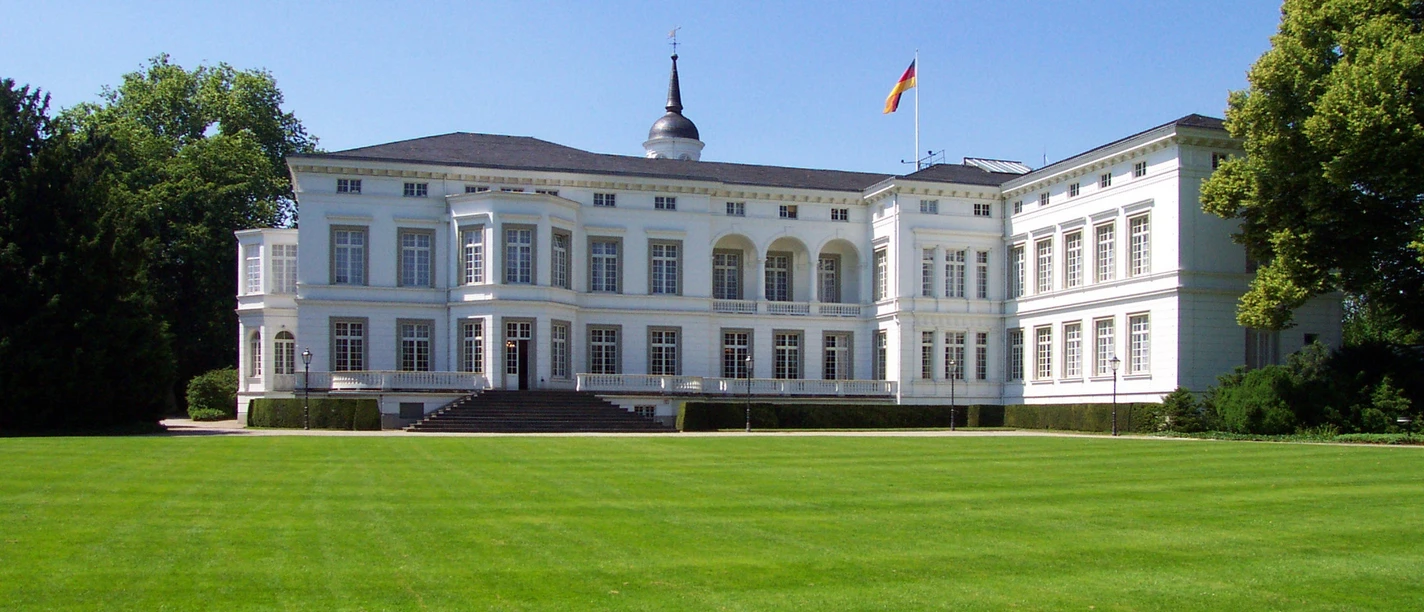 Palais Schaumburg Nach Gründung der Bundesrepublik Deutschland wurde das Palais Schaumburg zum Amtssitz des Bundeskanzlers bestimmt. Auch heute hat die Bundeskanzlerin dort noch ein Büro.