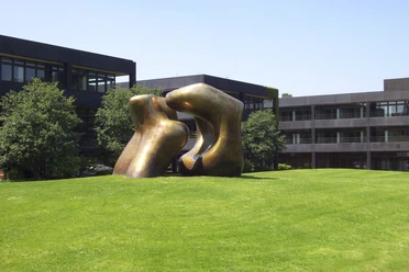 Two Large Forms Skulptur "Large Two Forms" von Henri Moore vor dem ehemaligen Bundeskanzleramt, heute dem Sitz des Bundesministeriums für wirtschaftliche Entwicklung und Zusammenarbeit.