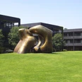 Two Large Forms Skulptur "Large Two Forms" von Henri Moore vor dem ehemaligen Bundeskanzleramt, heute dem Sitz des Bundesministeriums für wirtschaftliche Entwicklung und Zusammenarbeit.