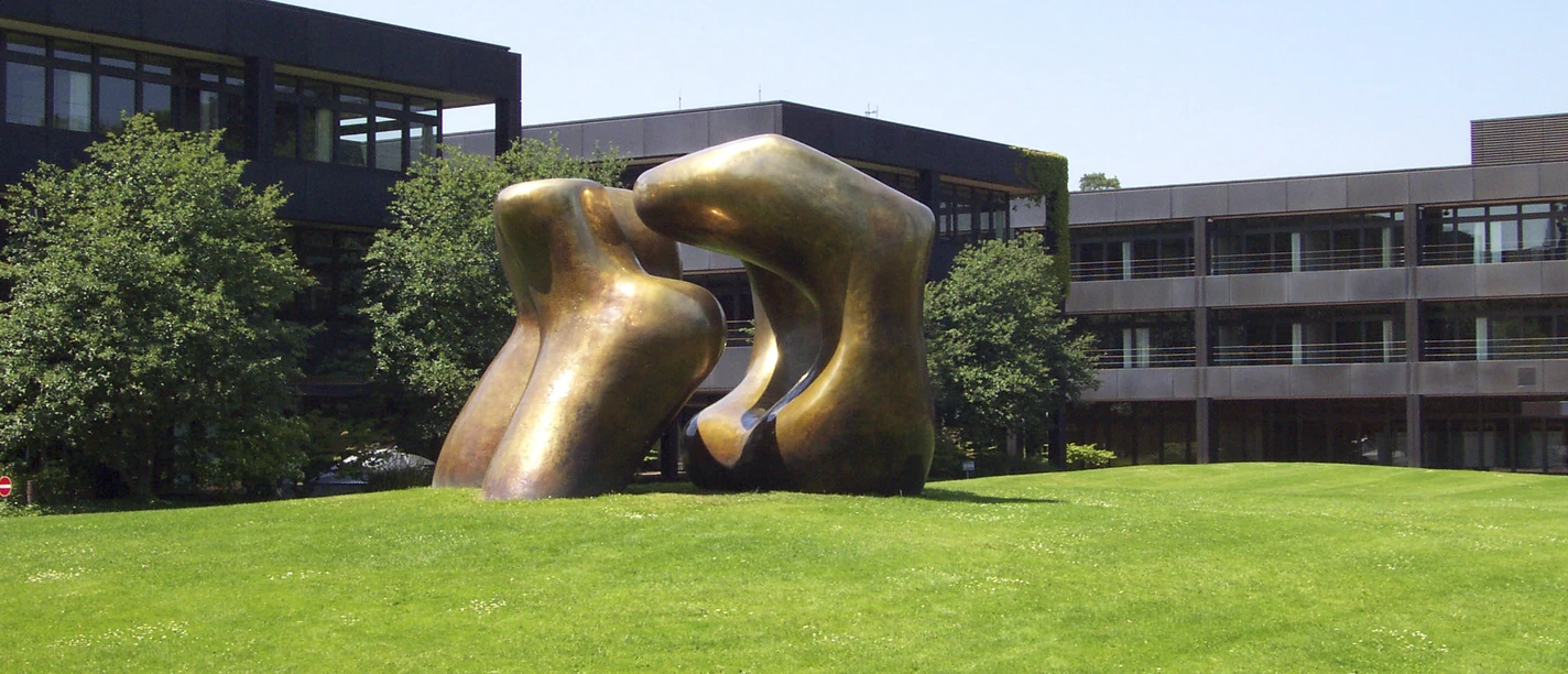Two Large Forms Skulptur "Large Two Forms" von Henri Moore vor dem ehemaligen Bundeskanzleramt, heute dem Sitz des Bundesministeriums für wirtschaftliche Entwicklung und Zusammenarbeit.