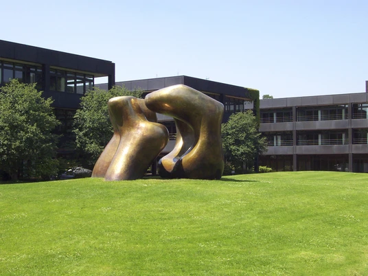 Two Large Forms Skulptur "Large Two Forms" von Henri Moore vor dem ehemaligen Bundeskanzleramt, heute dem Sitz des Bundesministeriums für wirtschaftliche Entwicklung und Zusammenarbeit.