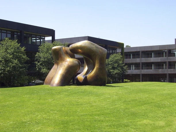 Two Large Forms Skulptur "Large Two Forms" von Henri Moore vor dem ehemaligen Bundeskanzleramt, heute dem Sitz des Bundesministeriums für wirtschaftliche Entwicklung und Zusammenarbeit.