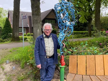 Eichenkönig mit Künstler Jörg Ridderbusch Der "Eichenkönig" steht am Wegesrand, flankiert von Jörg Ridderbusch, dem Künstler der Skulptur. Die Eichenfigur ist detailreich gestaltet und verleiht dem Ort einen Hauch von Kunst im Grünen.