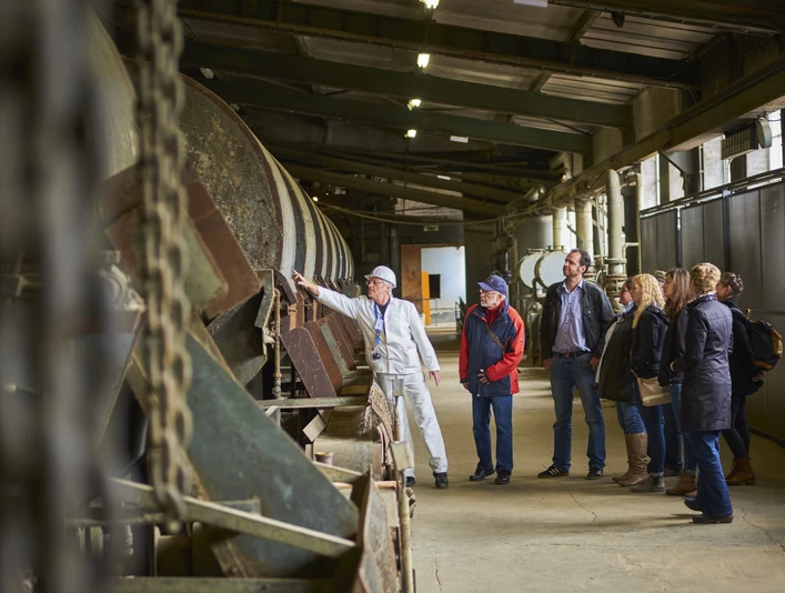 Erzbergwerk Rammelsberg Goslar, Besuchergruppe in der Erzaufbereitung. Erzbergwerk Rammelsberg Goslar, Besuchergruppe in der Erzaufbereitung. Foto: Stefan Sobotta / VISUM Rammelsberg ore mine in Goslar, group of visitors in the ore processing plant. Photo: Stefan Sobotta / VISUM Mine de minerai de Rammelsberg Goslar, groupe de visiteurs dans le traitement du minerai. Photo : Stefan Sobotta / VISUM Ertsmijn Rammelsberg in Goslar, groep bezoekers in de ertsverwerkingsinstallatie. Foto: Stefan Sobotta / VISUM Rammelsberg malmmine i Goslar, gruppe af besøgende i malmforarbejdningsanlægget. Foto: Stefan Sobotta / VISUM