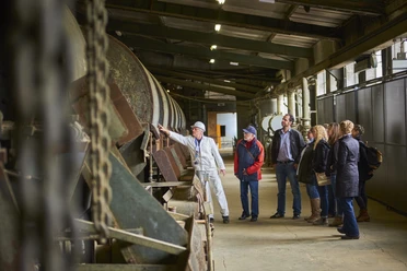 Rammelsberg malmmine i Goslar, gruppe af besøgende i malmforarbejdningsanlægget. Foto: Stefan Sobotta / VISUM