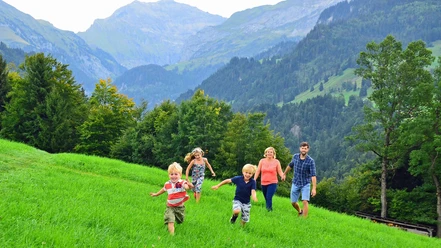 aeschi-schatzsuche-familie-kinder-sommer-wiese.jpg