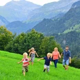 aeschi-schatzsuche-familie-kinder-sommer-wiese.jpg