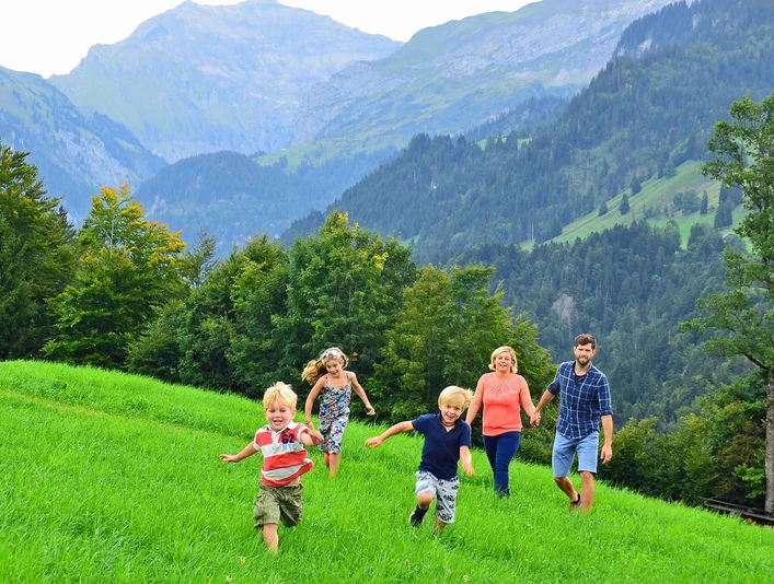 aeschi-schatzsuche-familie-kinder-sommer-wiese.jpg