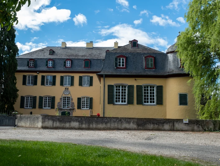 Burg Lüftelberg Frontansicht 2020 Wasserburgen Route