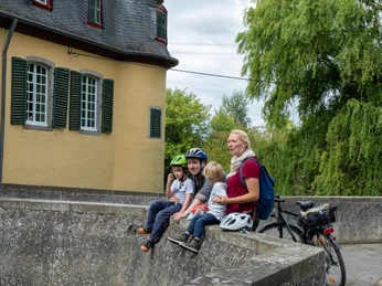 Radfahrer bei Burg Lüftelberg 2020 Wasserburgen Route