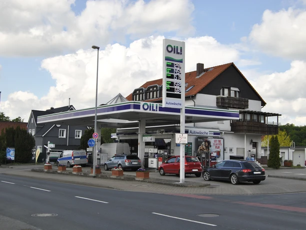 OIL! Tankstelle Außenansicht