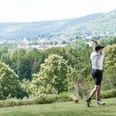 Bad Driburger Golfplatz - Golfen mit Aussicht Mann spielt Golf auf dem Golfplatz mit Aussicht auf Bad Driburg.