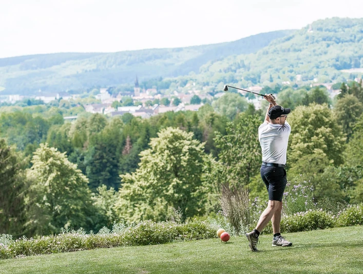 Bad Driburger Golfplatz - Golfen mit Aussicht Mann spielt Golf auf dem Golfplatz mit Aussicht auf Bad Driburg.