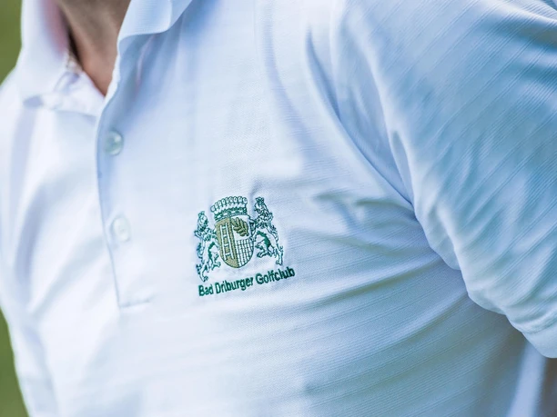 Bad Driburger Golfclub Nahaufnahme vom Poloshirt des Golfclubs.