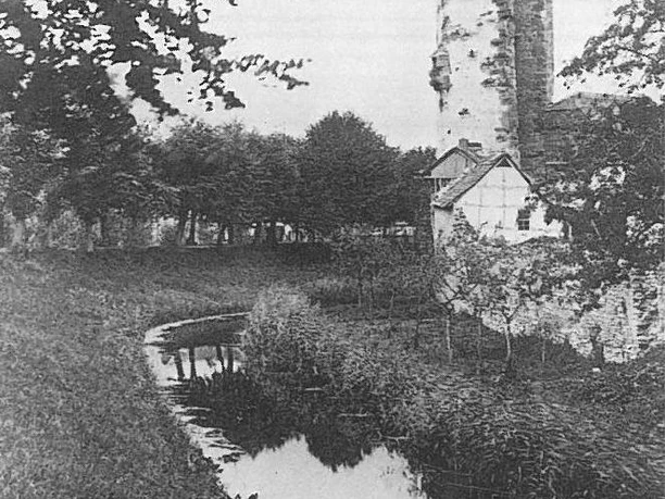 Stadtmauer am Storchenturm um 1885. Im Vordergrund der gefüllte Wassergraben. Stadtmauer am Storchenturm um 1885. Im Vordergrund der gefüllte Wassergraben.