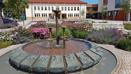 Der Dreizehnlindenbrunnen auf dem Rathausvorplatz in Bad Driburg Dreizehnlindenbrunnen vor dem Rathaus in Bad Driburg.