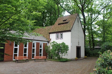 Kapelle Nordel Historische Kapelle inmitten grüner Bäume. Ziegelbau mit Satteldach und einladendem Vorgarten.
