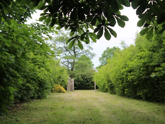 Jüdischer Friedhof Lavelsloh Der Jüdische Friedhof Lavelsloh ist umgeben von dichtem Grün und bietet eine ruhige Atmosphäre.