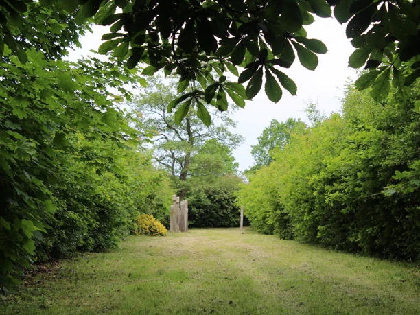Jüdischer Friedhof Lavelsloh Der Jüdische Friedhof Lavelsloh ist umgeben von dichtem Grün und bietet eine ruhige Atmosphäre.