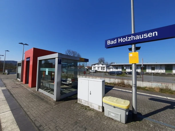 Bahnhof Moderner Bahnhof in Bad Holzhausen mit überdachtem Wartebereich und barrierefreien Zugängen.