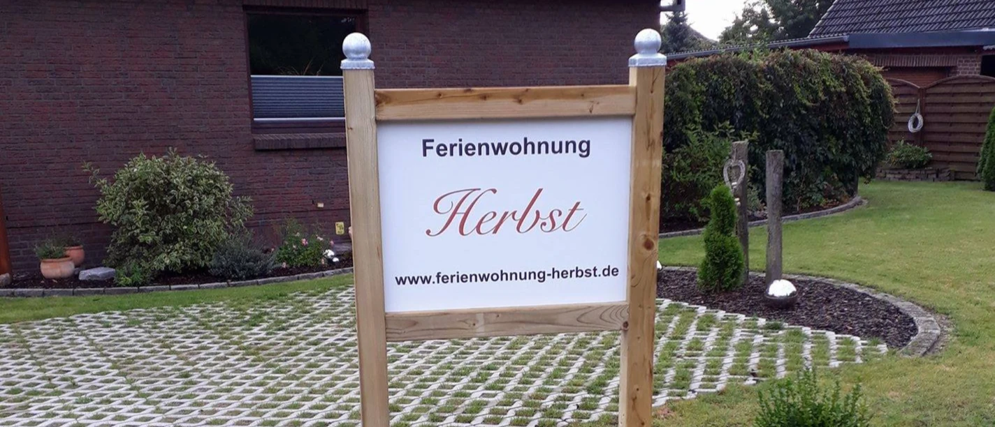 Informatiebord voor het vakantieappartement „Herbst“