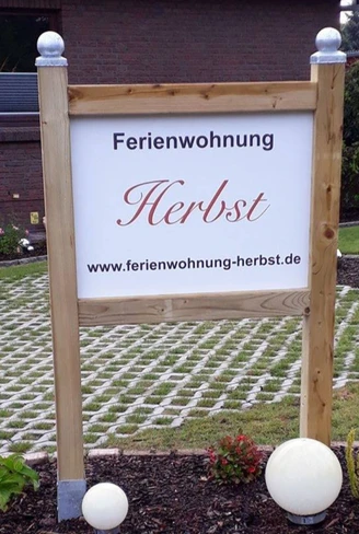 Hinweisschild vor der Ferienwohnung Herbst Hinweisschild vor der Ferienwohnung Herbst
