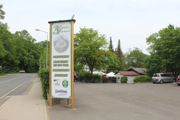 Waldhotel Moorhof Waldhotel Moorhof nahe einem ruhigen Parkplatz mit grünen Bäumen und einem großen Hotelschild.