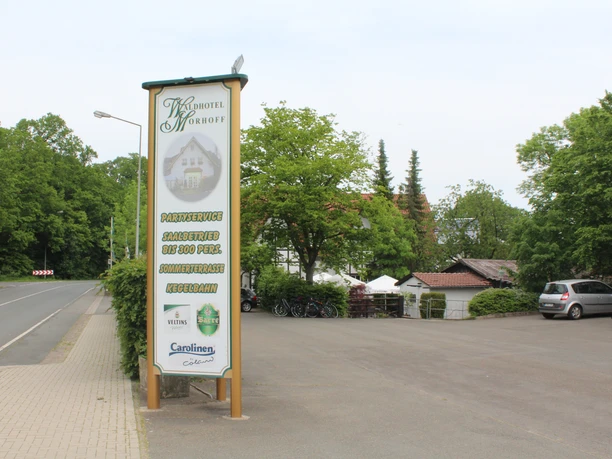 Waldhotel Moorhof Waldhotel Moorhof nahe einem ruhigen Parkplatz mit grünen Bäumen und einem großen Hotelschild.