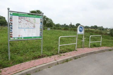 Lufttankstelle Weyhe/Dreye Eine Lufttankstelle für Fahrräder mit einer Informationskarte umgeben von grüner Landschaft.