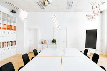 Konferenzraum Großerer Tisch im modernen Tagungsraum ZEITRAUM