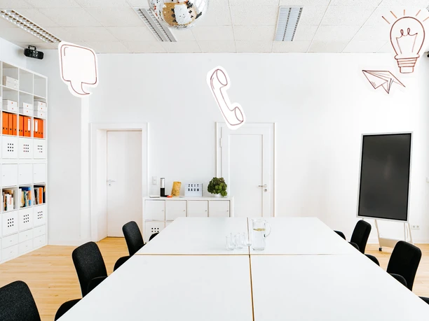 Konferenzraum Großerer Tisch im modernen Tagungsraum ZEITRAUM