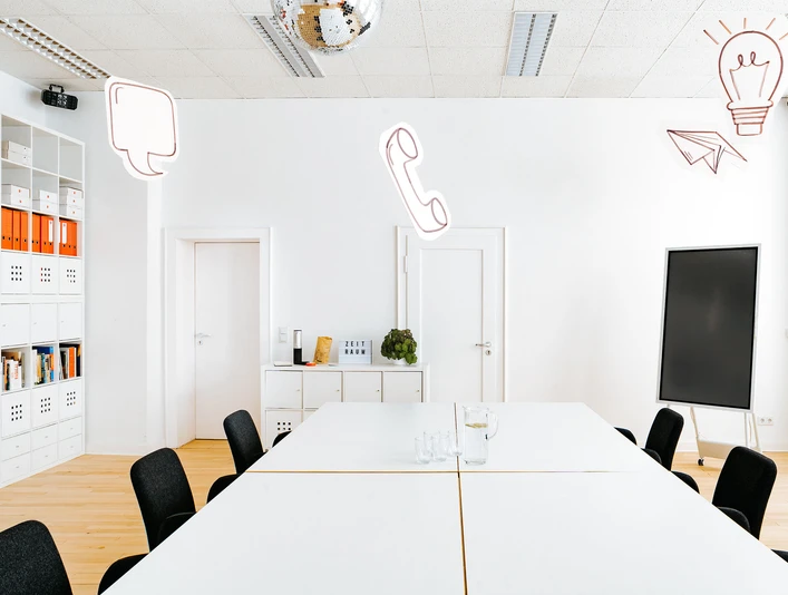 Konferenzraum Großerer Tisch im modernen Tagungsraum ZEITRAUM