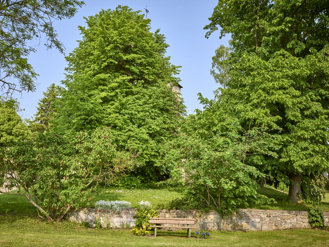 Rastplatz an der Kirche in Wetzleben Rastplatz an der Kirche in Wetzleben