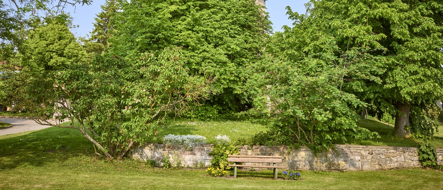 Rastplatz an der Kirche in Wetzleben Rastplatz an der Kirche in Wetzleben