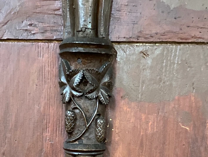 Geschnitzte Hopfendolde am Chorgestühl. Stadtarchiv.jpg Geschnitzte Hopfendolde am Chorgestühl.Carved hop umbel on the choir stalls.Udskåret humleskærm på korstolene.Gesneden hopbel op de koorbanken.